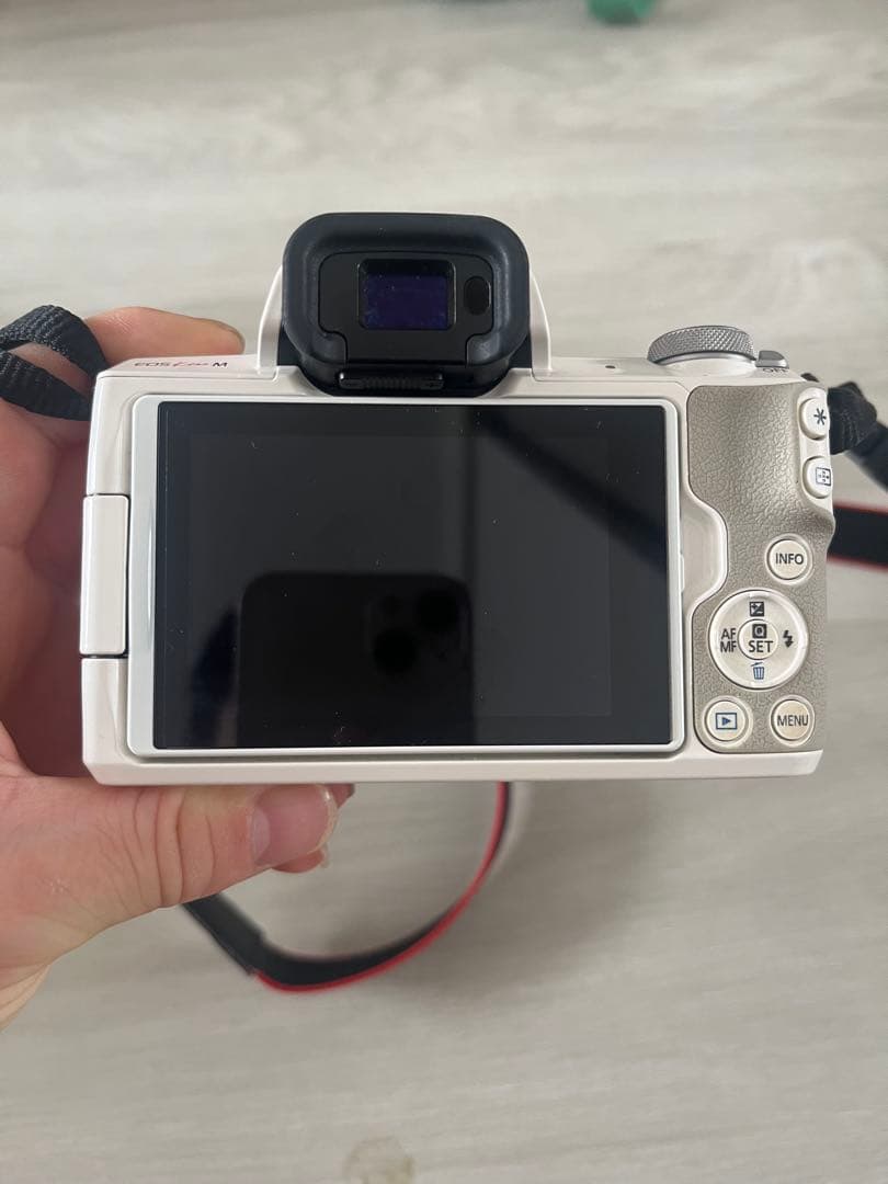 【携帯用バッグ付き】 Canon EOS Kiss M ホワイト レンズキット