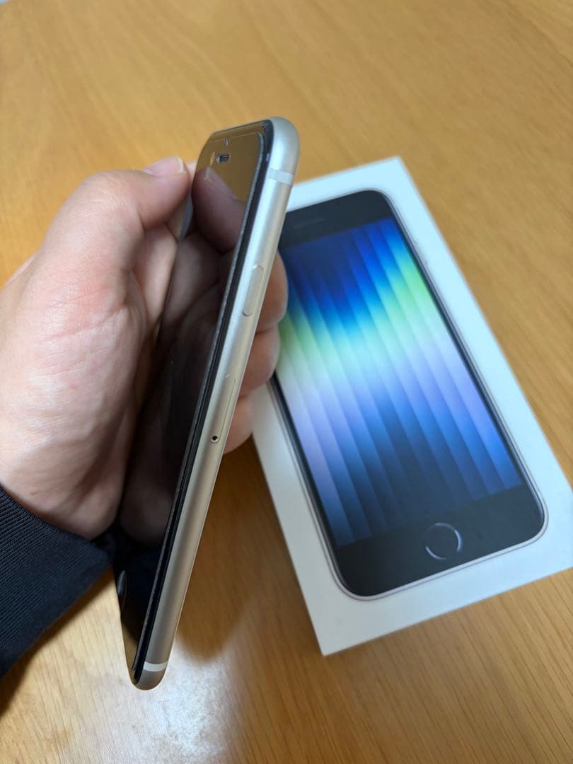 美品iPhoneSE 第3世代 ホワイト本体 128GB SIMフリーおまけ付き