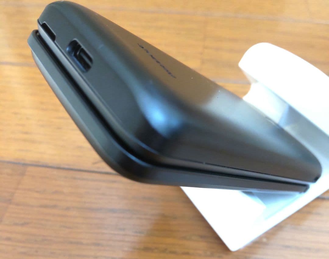 美品　GRATINA KYF42 ブラック　携帯電話