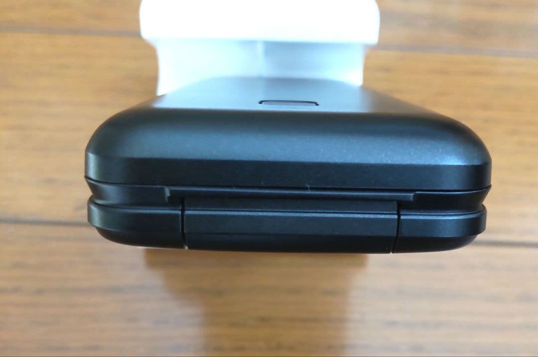 美品　GRATINA KYF42 ブラック　携帯電話