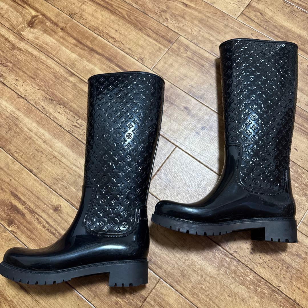 louis vuitton ルイヴィトン 黒いロゴ入りラバーブーツ 38