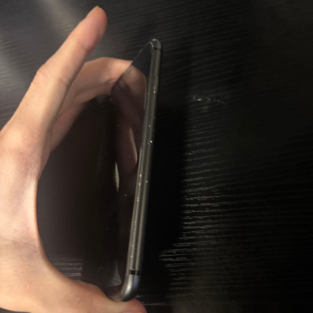 Apple iPhone 8ブラック　背面割れ