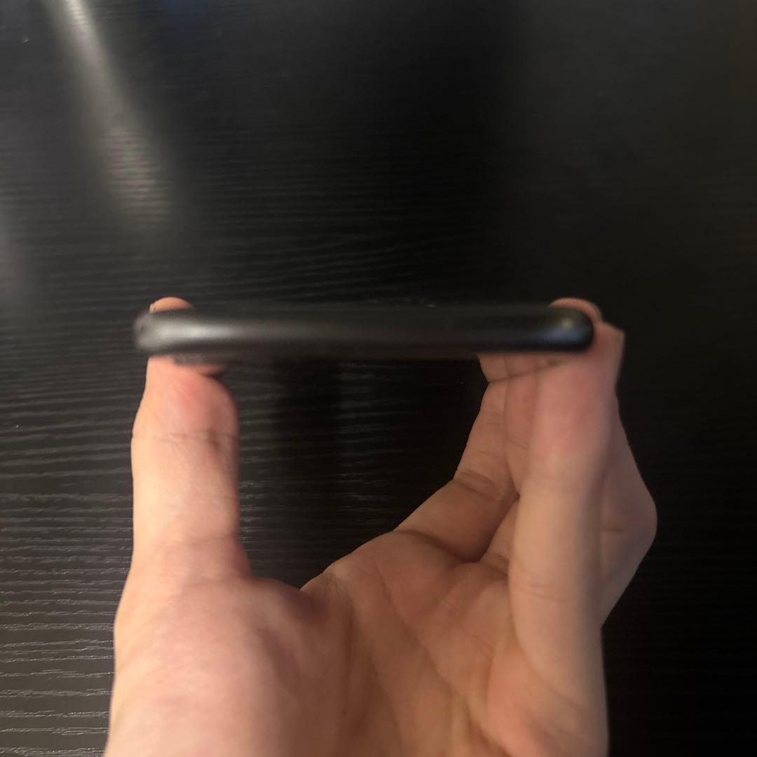 Apple iPhone 8ブラック　背面割れ