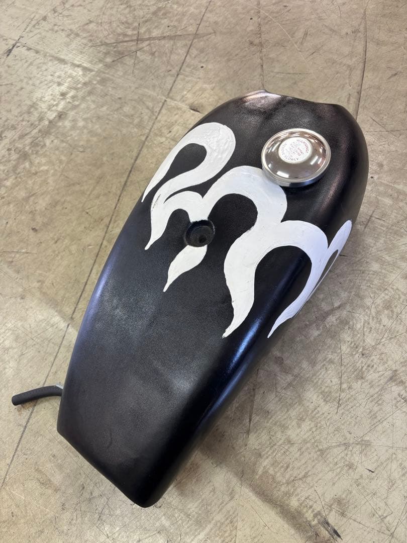 トライアンフ、ハーレー　レース用タンクFRP製