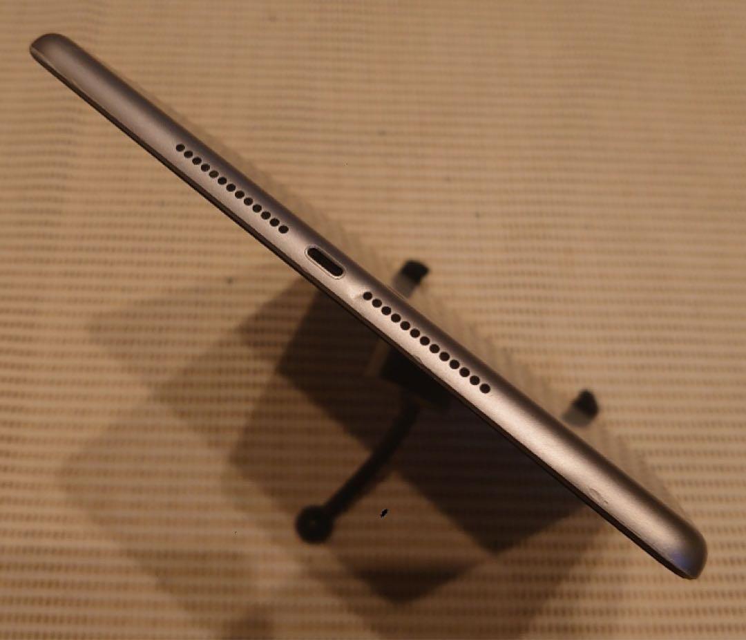 完動品液晶無傷iPad第6世代(A1893)本体32GBグレイ送料込2JF8J