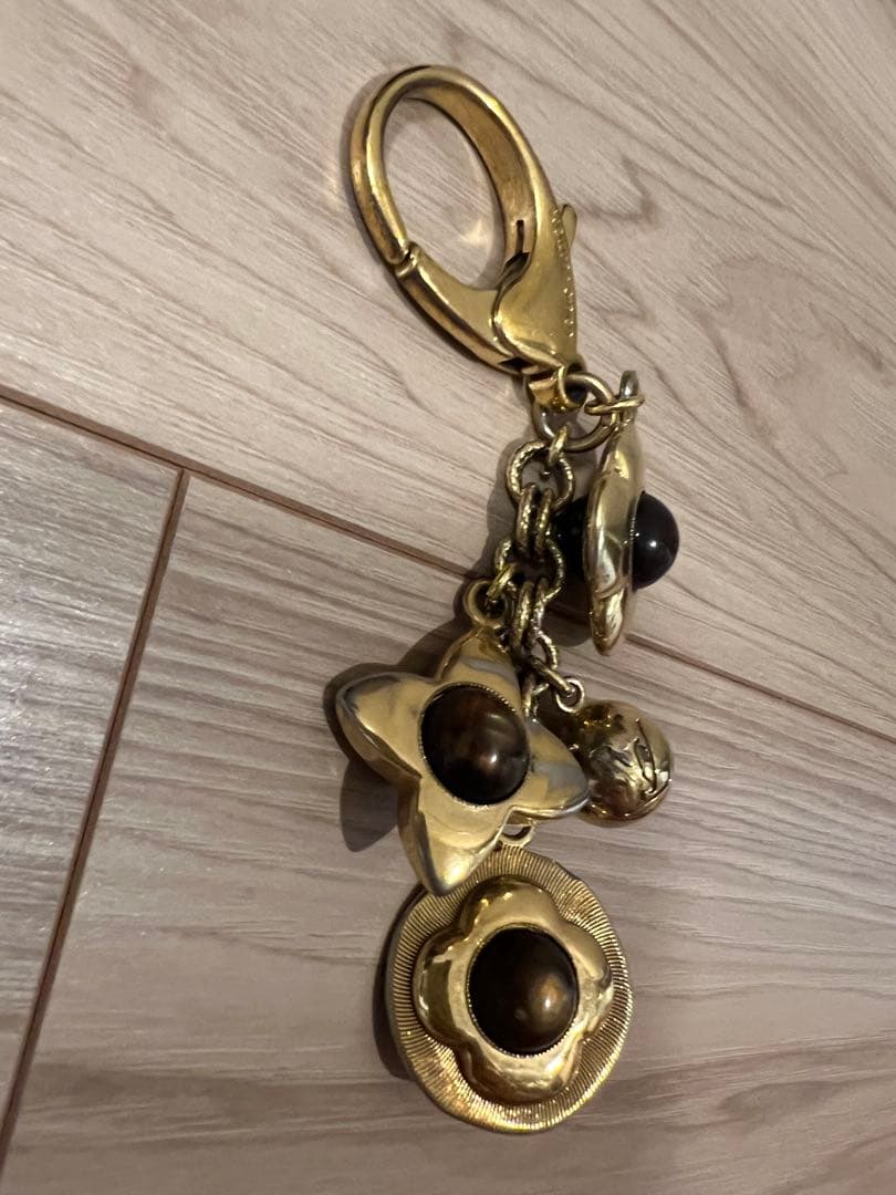 フラワー型チャーム付きキーホルダー