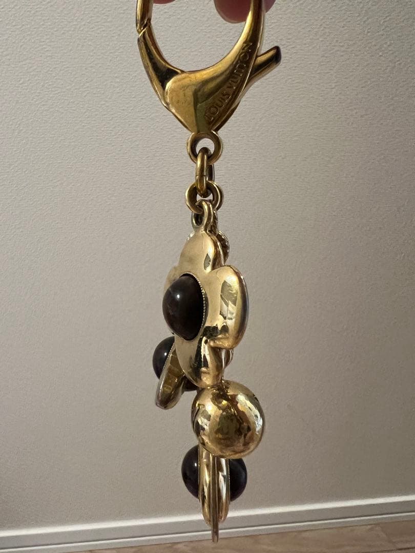 フラワー型チャーム付きキーホルダー