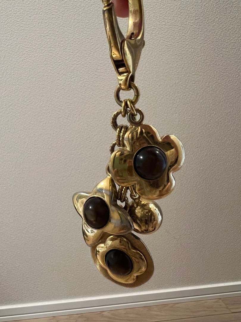 フラワー型チャーム付きキーホルダー