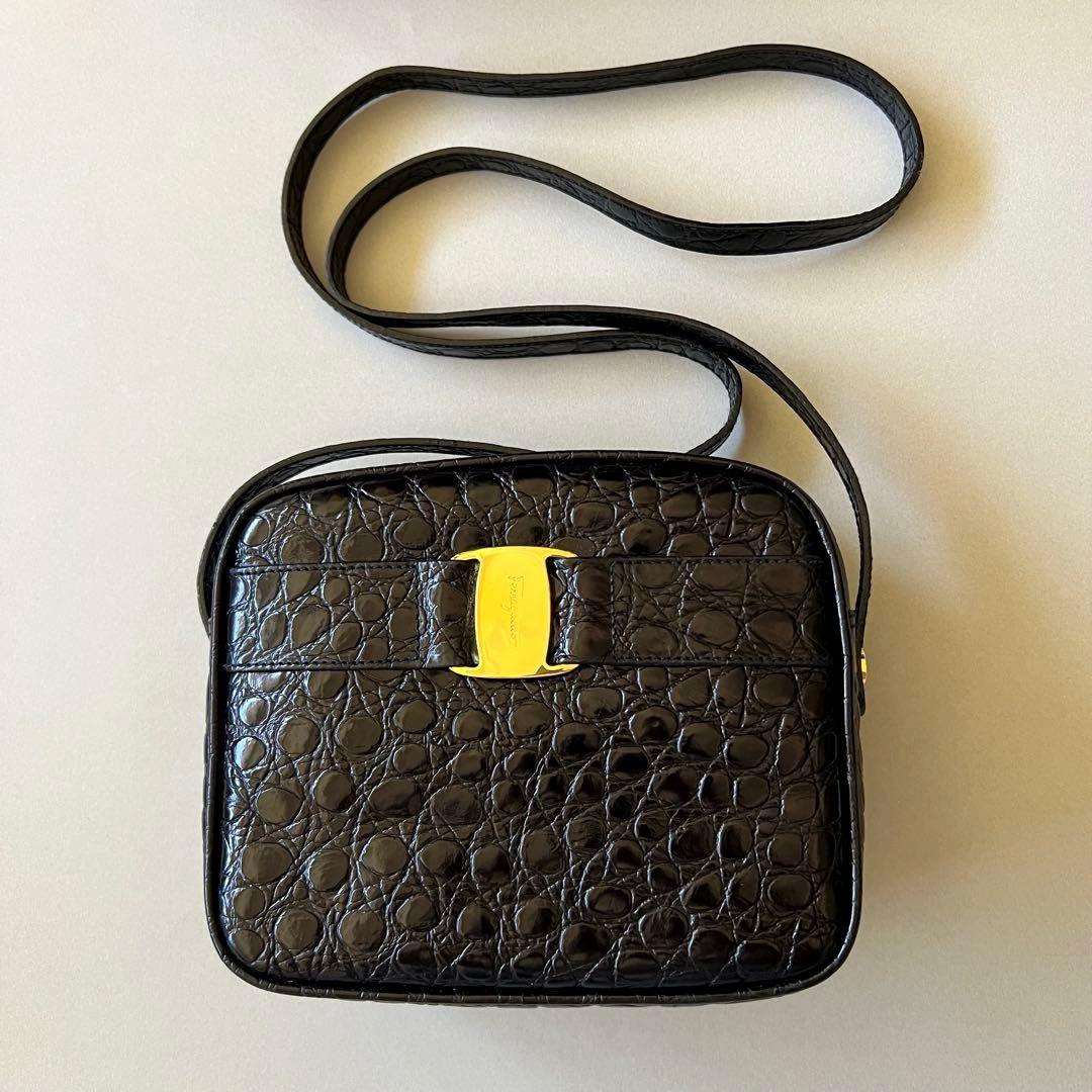 フェラガモ　ヴァラ　クロコ型押し ショルダーバッグ　ブラック