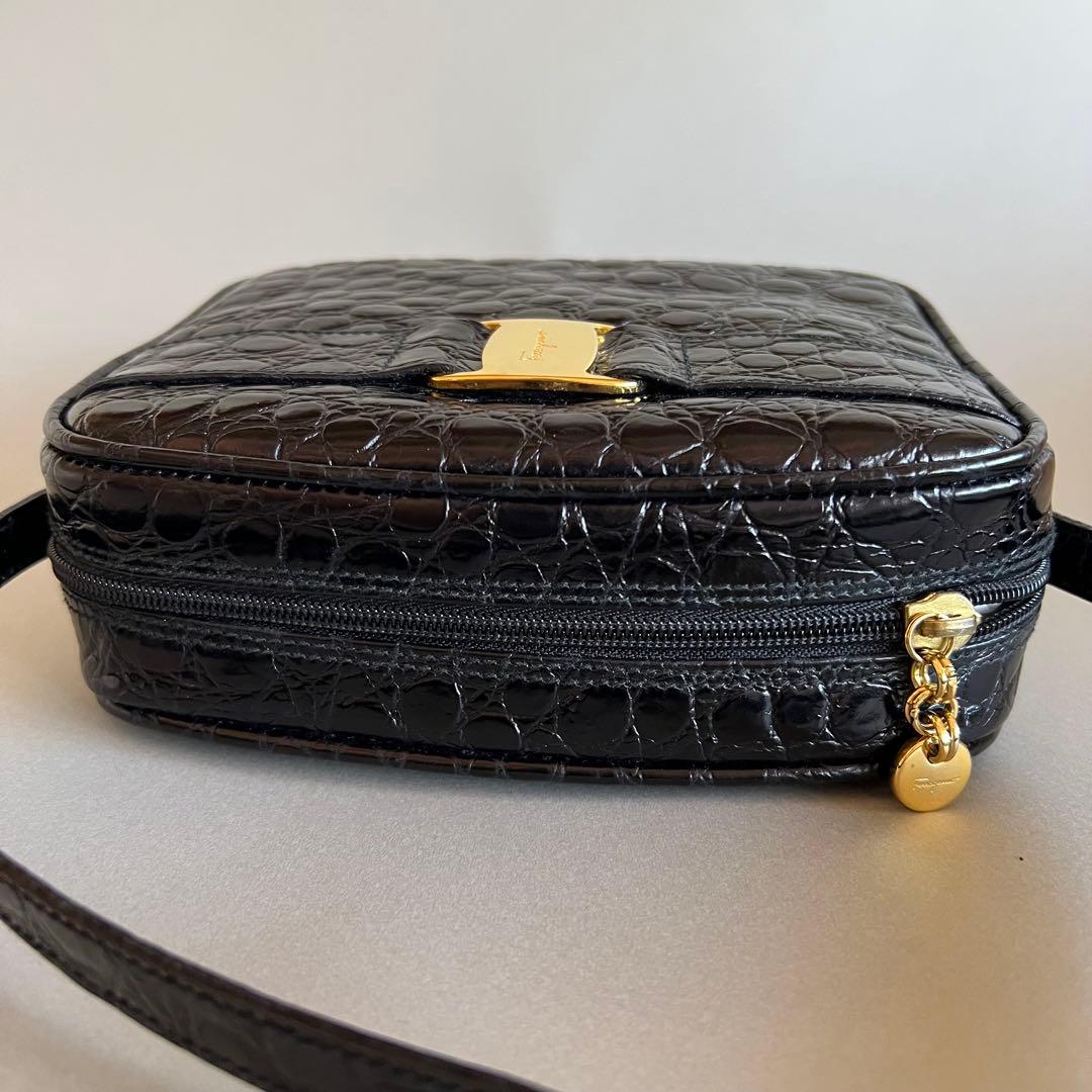 フェラガモ　ヴァラ　クロコ型押し ショルダーバッグ　ブラック