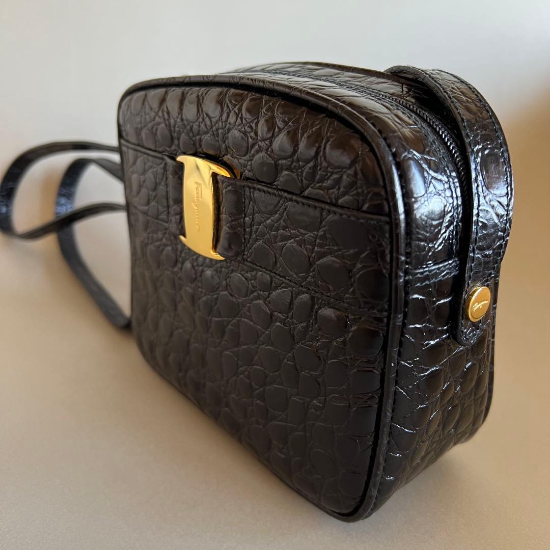 フェラガモ　ヴァラ　クロコ型押し ショルダーバッグ　ブラック