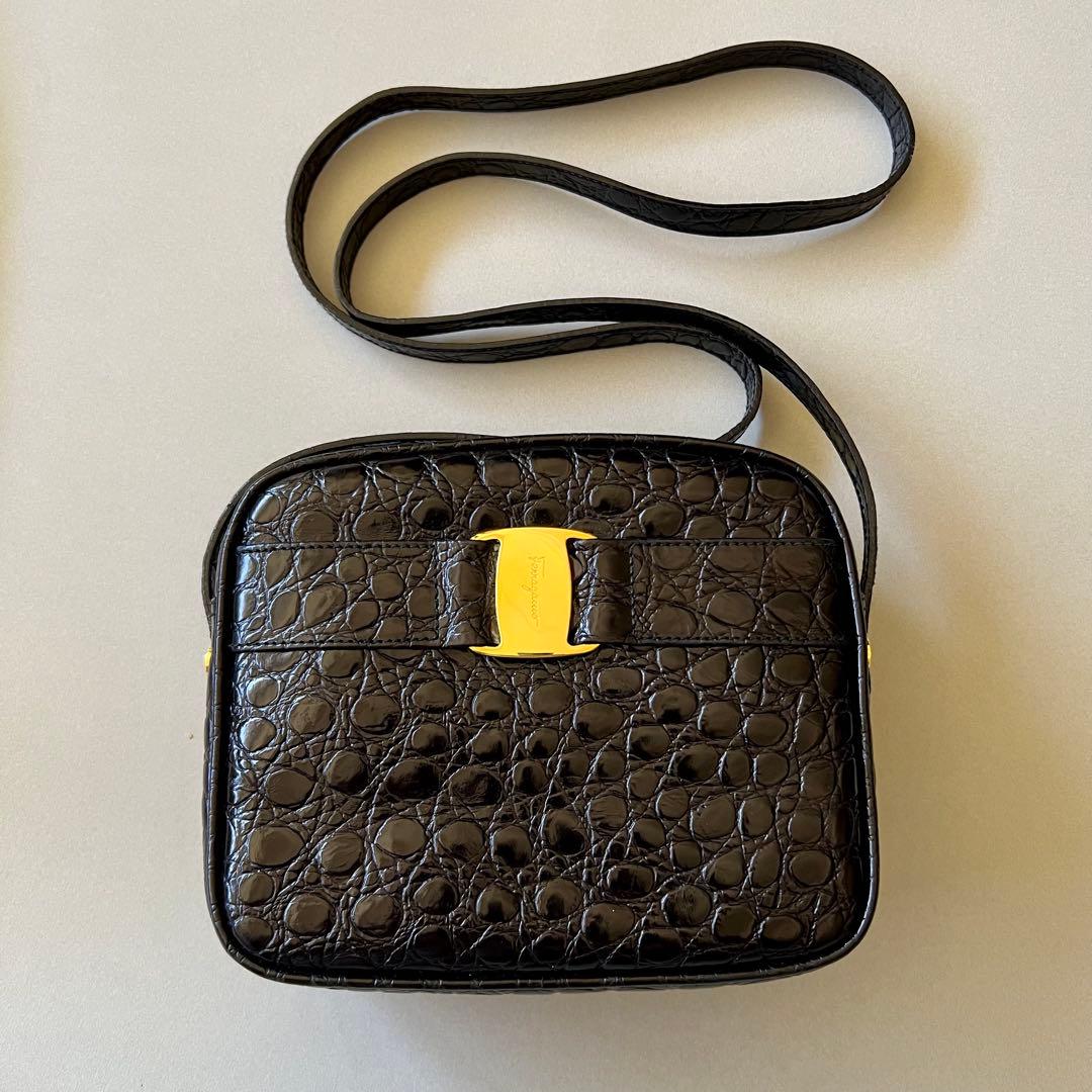 フェラガモ　ヴァラ　クロコ型押し ショルダーバッグ　ブラック
