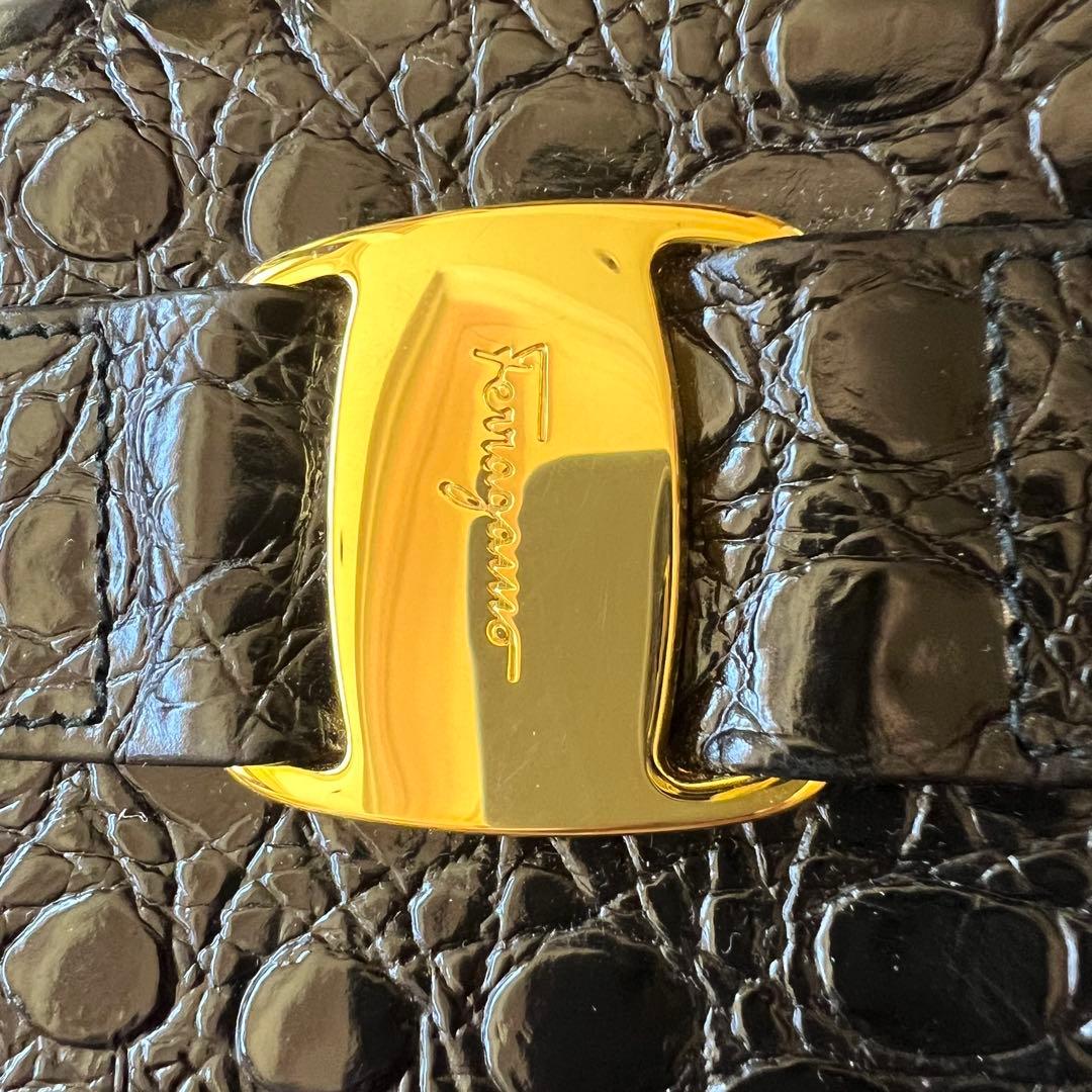 フェラガモ　ヴァラ　クロコ型押し ショルダーバッグ　ブラック