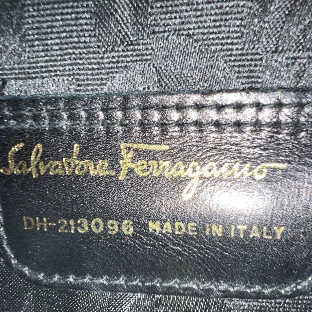 フェラガモ　ヴァラ　クロコ型押し ショルダーバッグ　ブラック