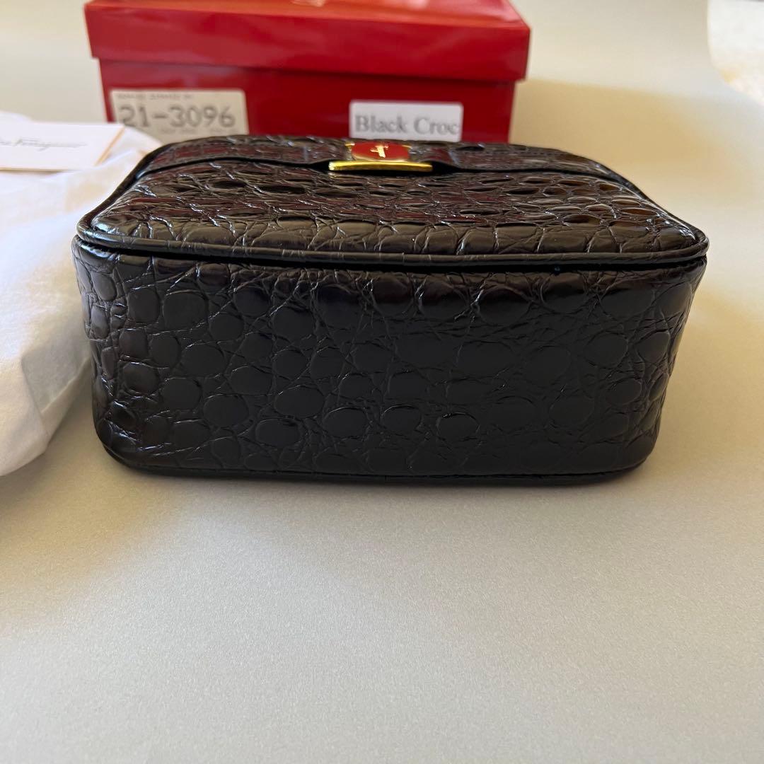 フェラガモ　ヴァラ　クロコ型押し ショルダーバッグ　ブラック