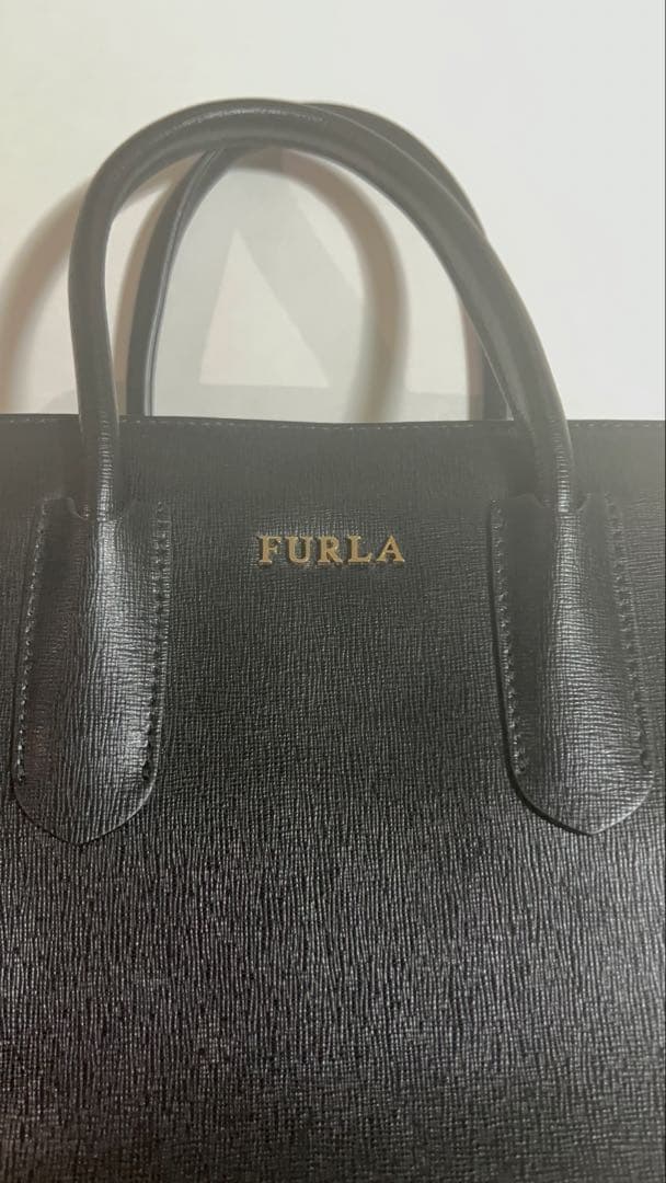 美品　FURLA ブラック ハンドバッグ ショルダーストラップ付き