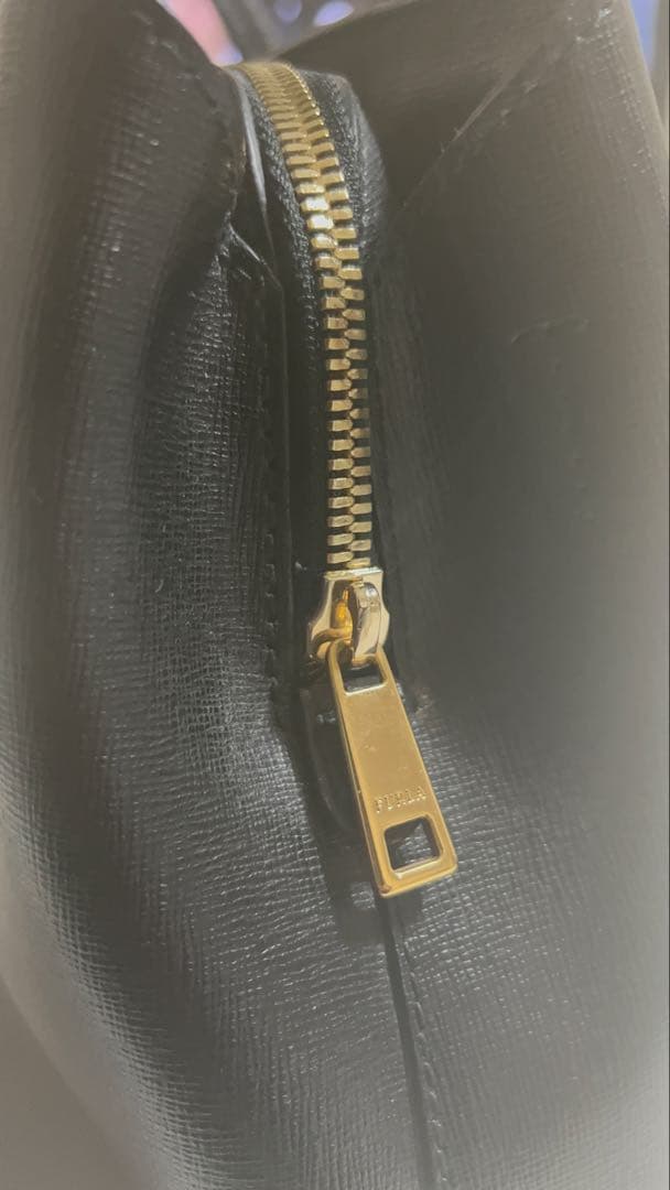 美品　FURLA ブラック ハンドバッグ ショルダーストラップ付き