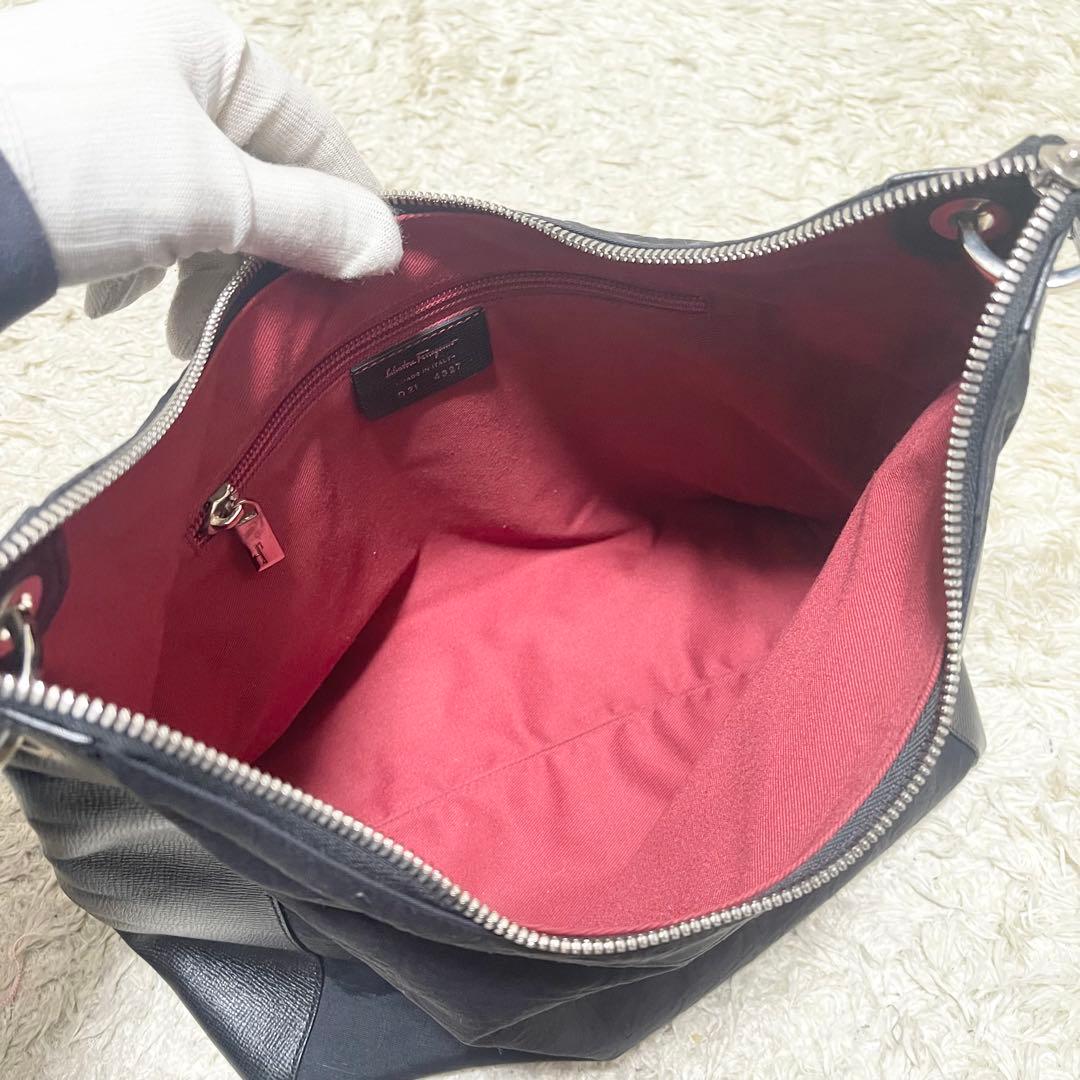 【美品】フェラガモ　ショルダーバッグ　ナイロン　レザー　黒　ガンチーニ　総柄