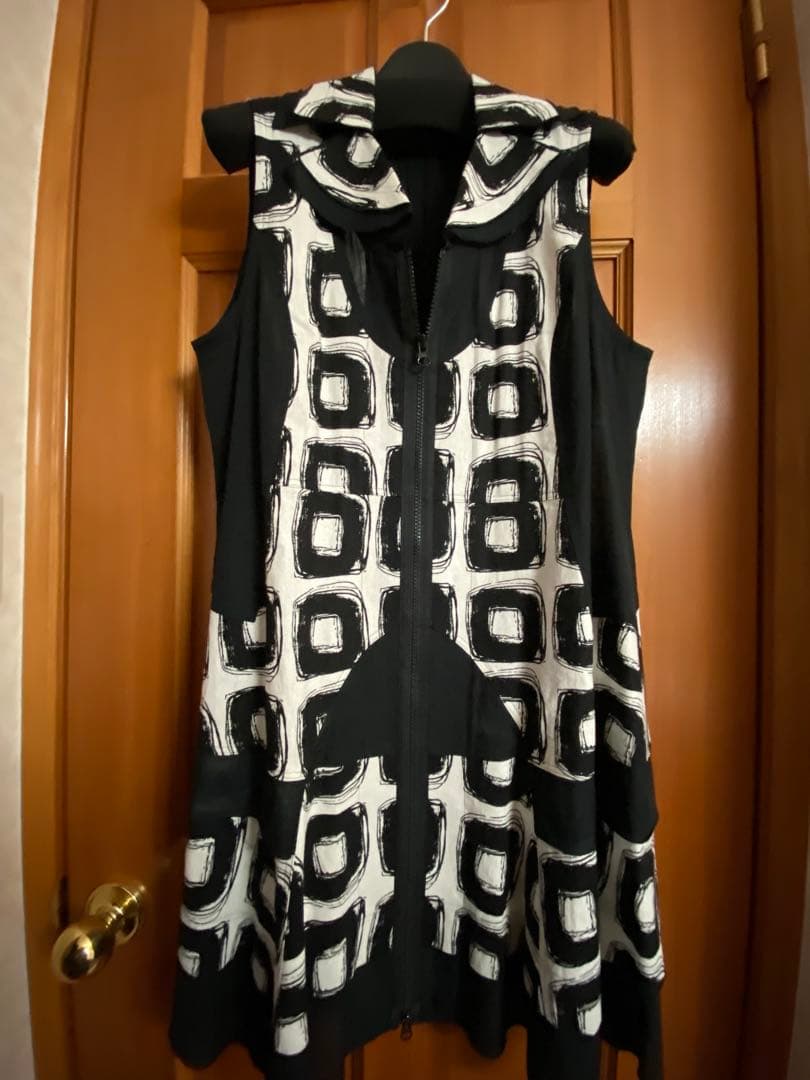 感謝セール1000円お値下げ♥️イークラット♥️幾何学模様のジレワンピ