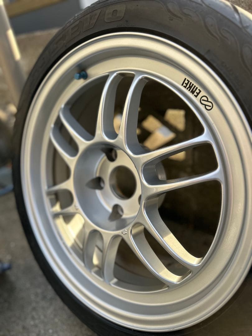 ENKEI RPF1シルバー 17インチ 8.5J 5H114.3 +30