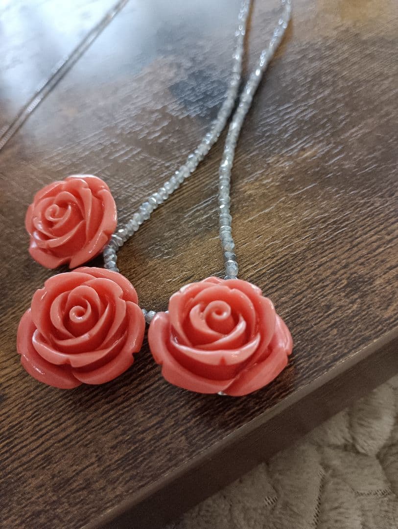シルバー925留め具付き珊瑚ピンクバラのネックレス