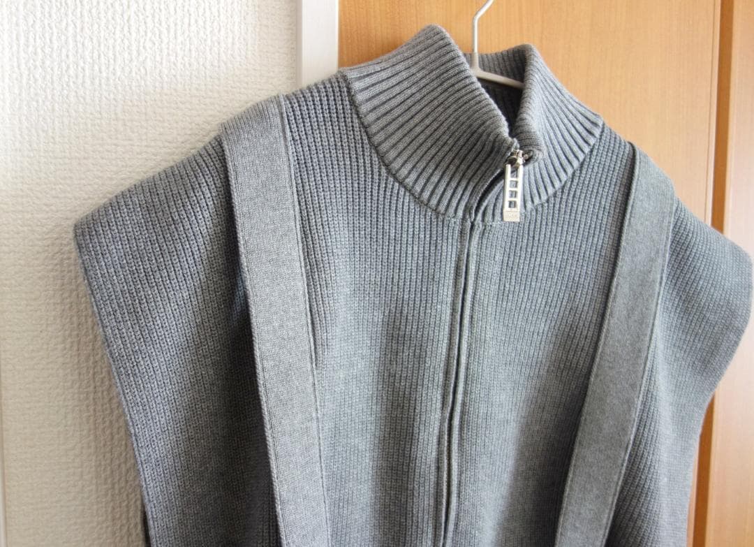 ▼UN3D. フロントジップニットベスト グレー