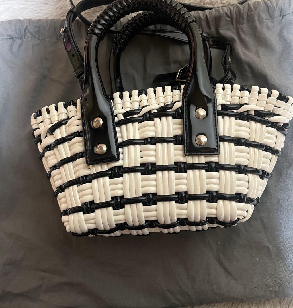 BALENCIAGA かごバッグ 白と黒 編み込み