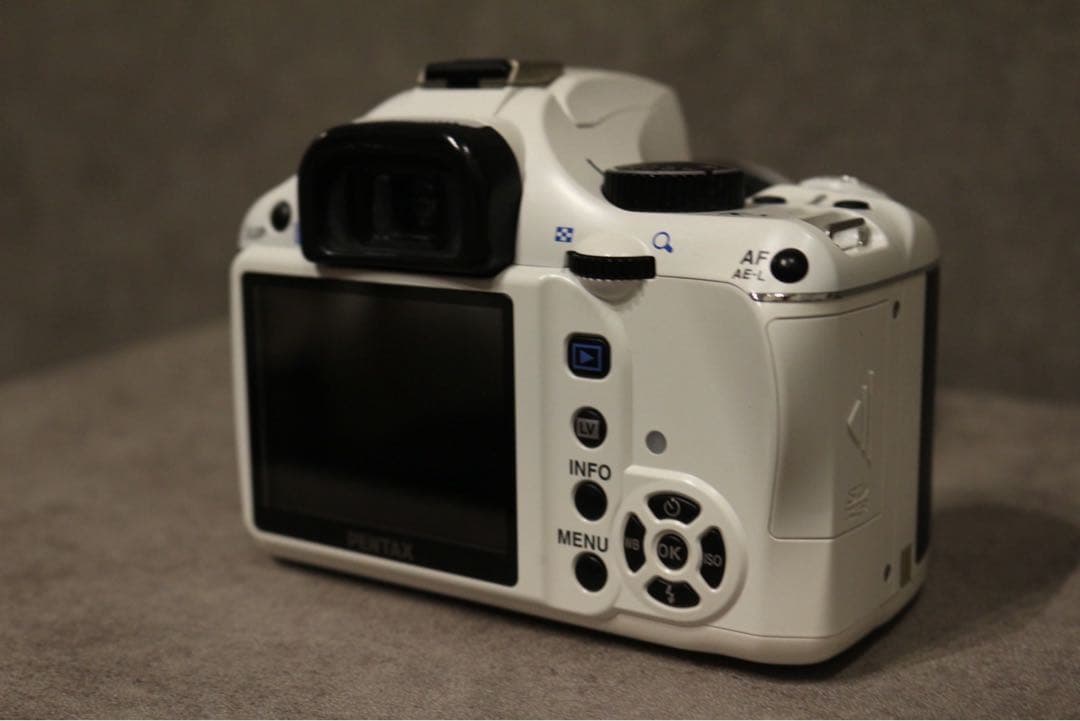 【お値下げ】PENTAX k-x デジタル一眼レフカメラ ホワイト レンズつき