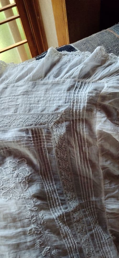 ロンドンのアンティーク屋さんでみつけた綿ローンのテーブルクロス