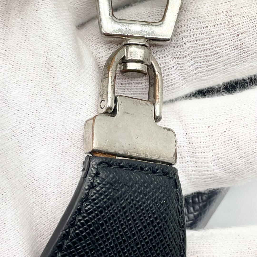 美品✨プラダ キーホルダー キーリング 三角ロゴ サフィアーノレザー ブラック