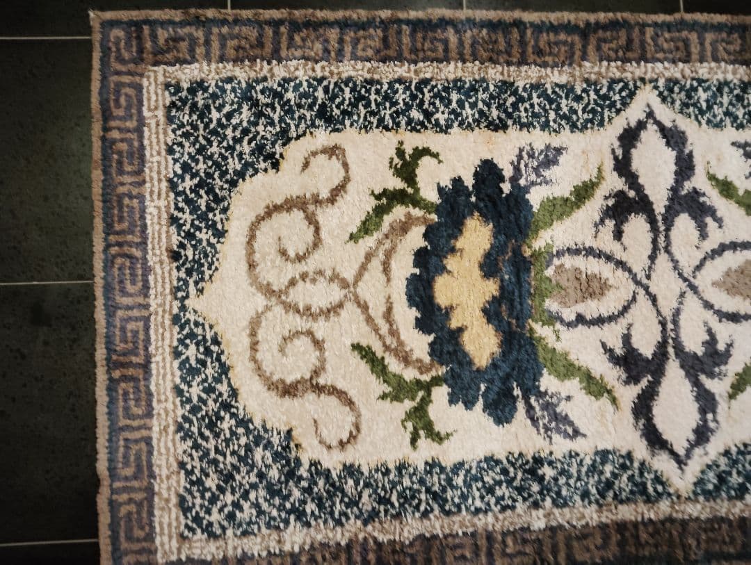 鍋島緞通　牡丹唐草七宝縁二重雷文