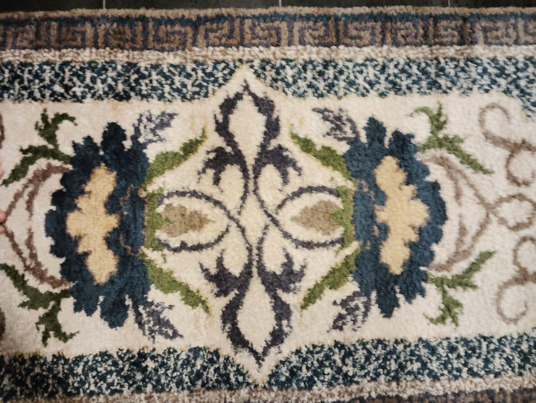 鍋島緞通　牡丹唐草七宝縁二重雷文