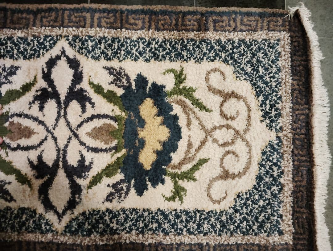 鍋島緞通　牡丹唐草七宝縁二重雷文