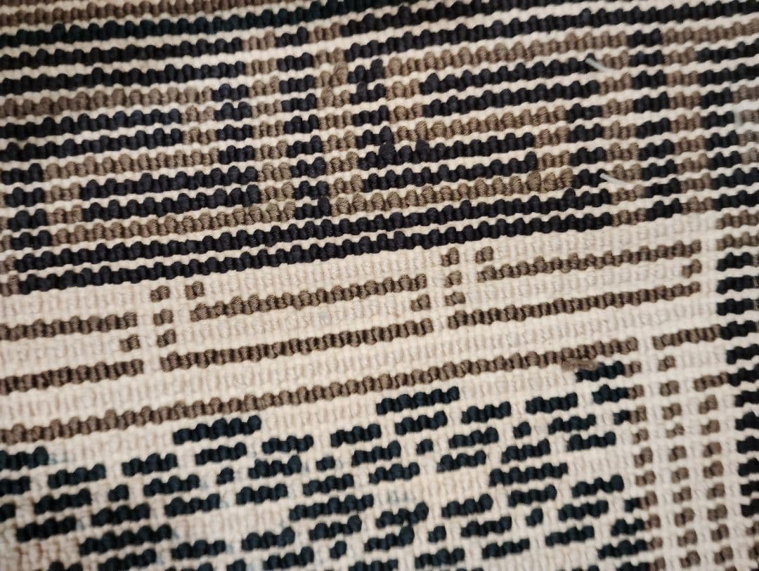 鍋島緞通　牡丹唐草七宝縁二重雷文