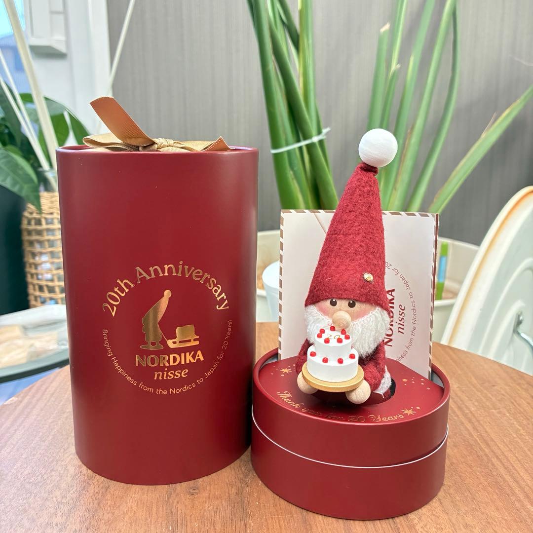ノルディカ ニッセ 20周年 記念 ケーキを持った サンタ セレブレーション