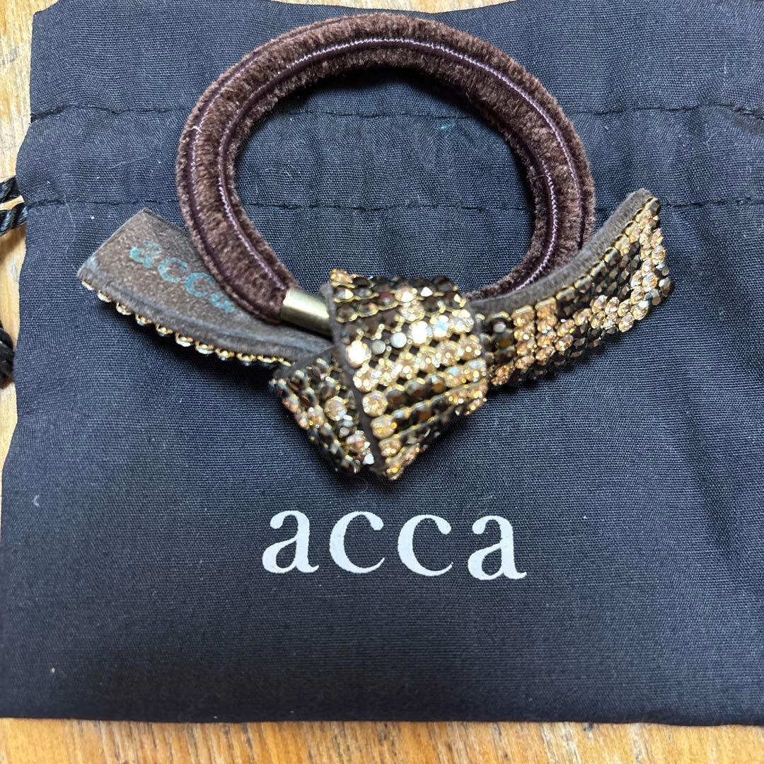 acca ストーン付きヘアゴム ブラウン