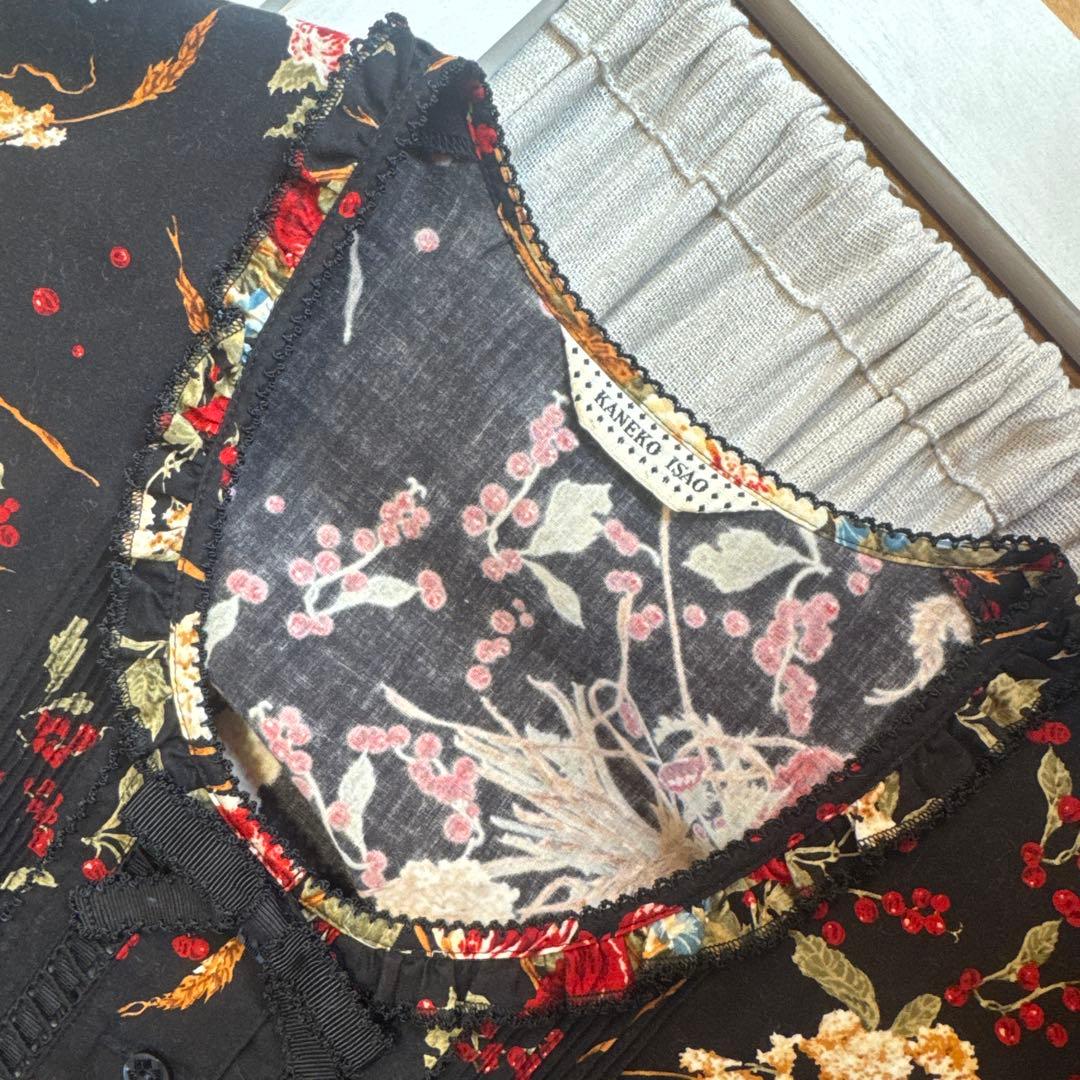 【カネコイサオ】KANEKO ISAO 花柄ワンピース　ピンタック　はしごリボン