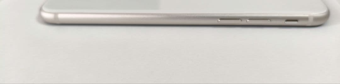 iPhoneSE3 スターライト　64GB