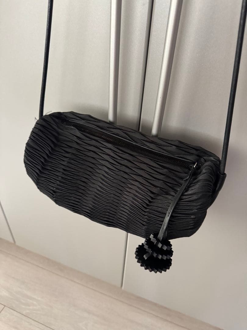 イッセイミヤケ　ブラックプリーツパーティーバッグ