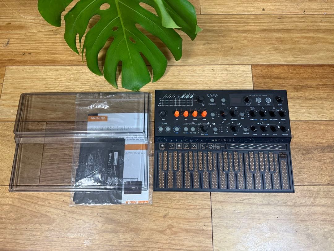 新品同様美品　Arturia MicroFreak シンセサイザー 本体