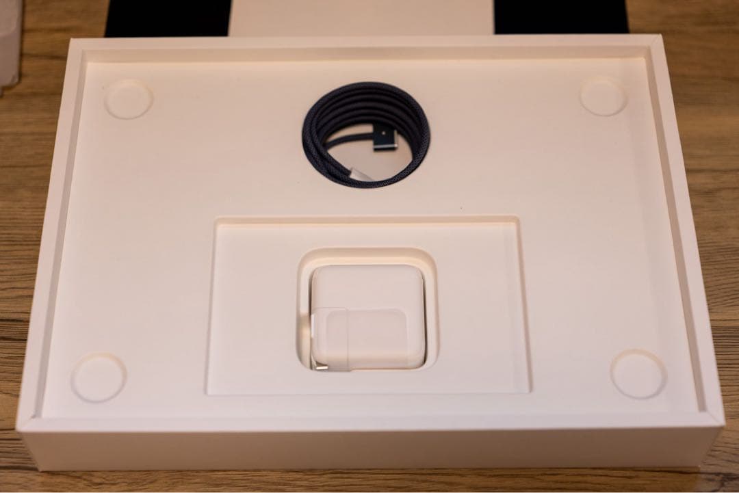 美品 MacBook Air M2 13インチ 256GB バッテリー100%