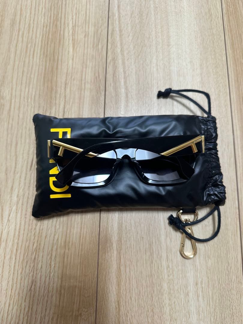 FENDI ブラック キャットアイ サングラス