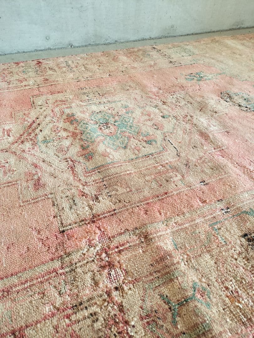 くすみローズピンクとベージュのヴィンテージトルコラグ　No.723