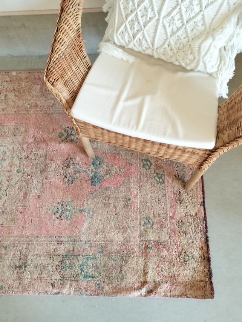 くすみローズピンクとベージュのヴィンテージトルコラグ　No.723