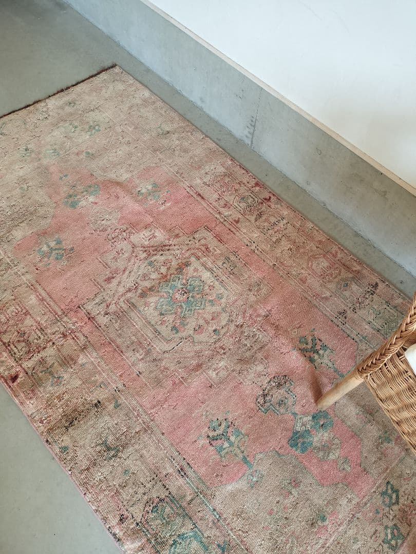 くすみローズピンクとベージュのヴィンテージトルコラグ　No.723