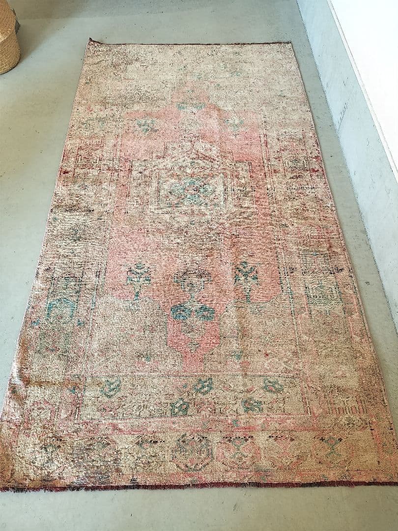 くすみローズピンクとベージュのヴィンテージトルコラグ　No.723
