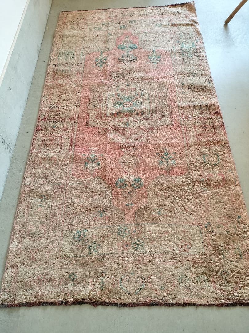 くすみローズピンクとベージュのヴィンテージトルコラグ　No.723