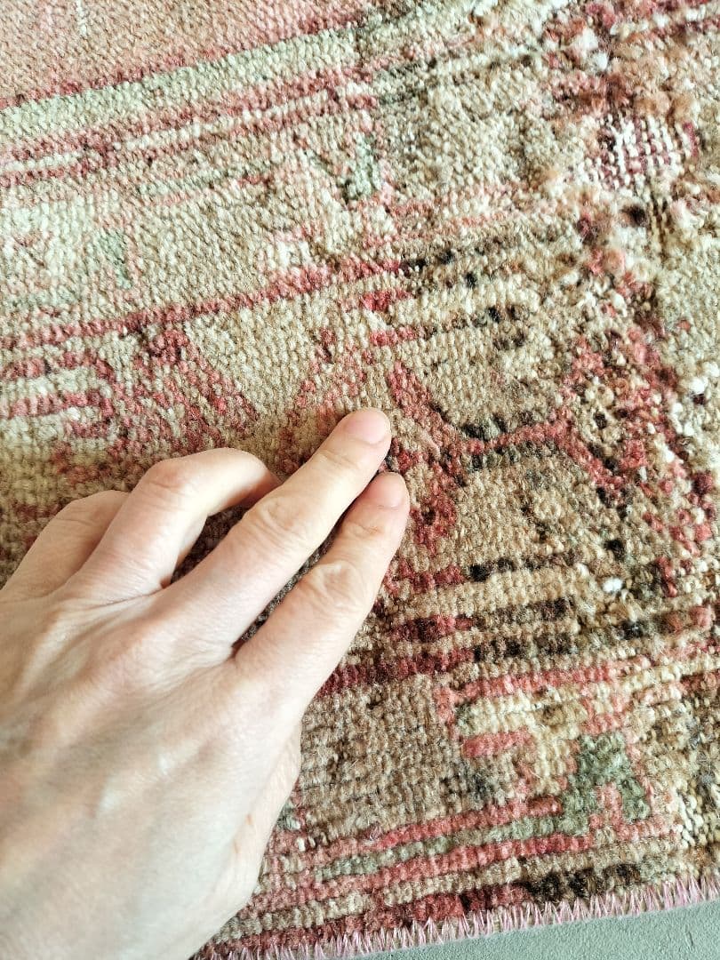 くすみローズピンクとベージュのヴィンテージトルコラグ　No.723