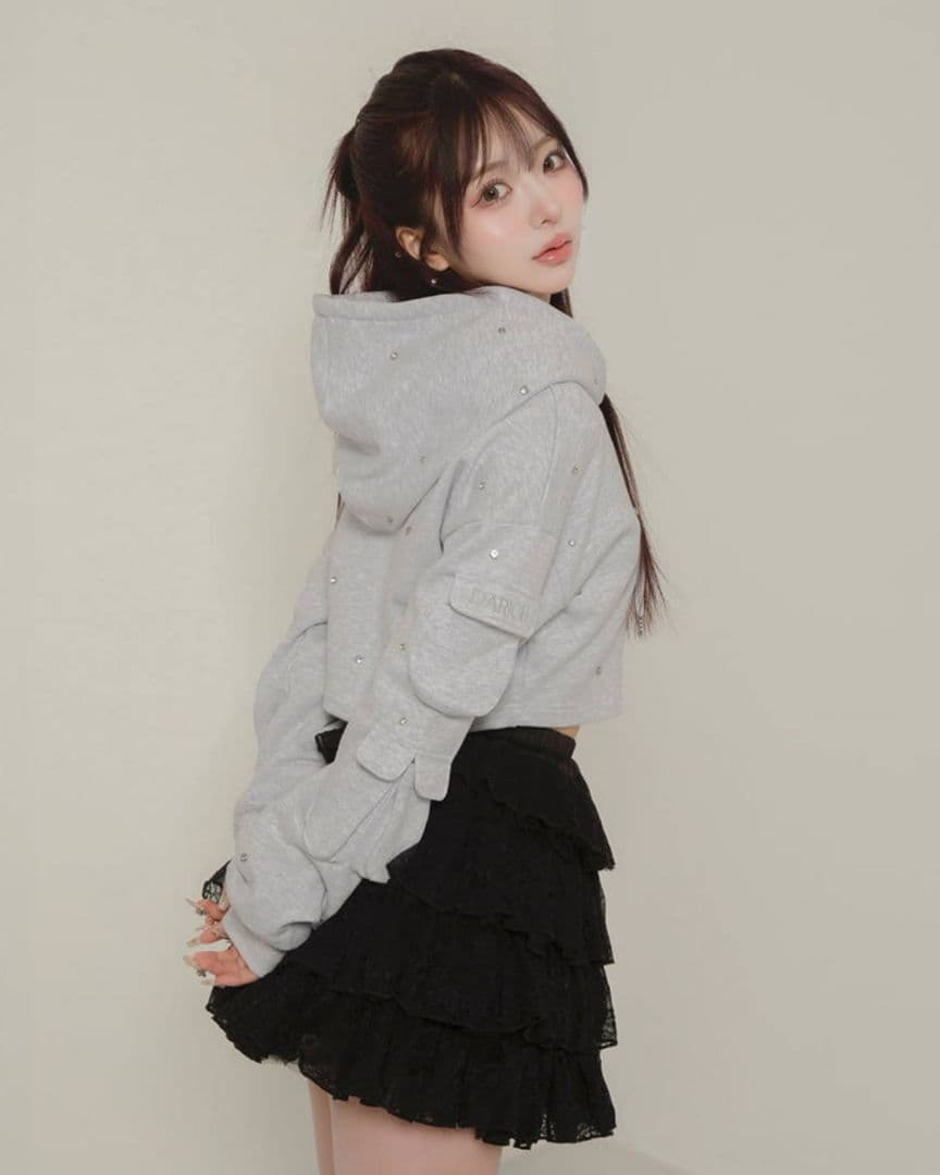 ダーリッチ クロップドビジューフーディ グレー