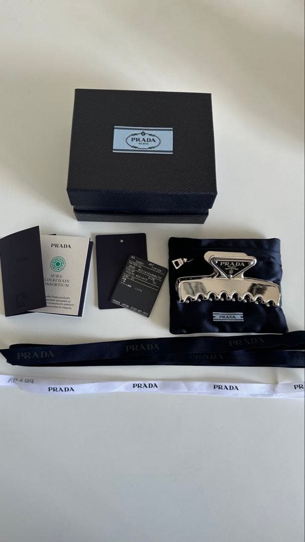 PRADAヘアクリップ